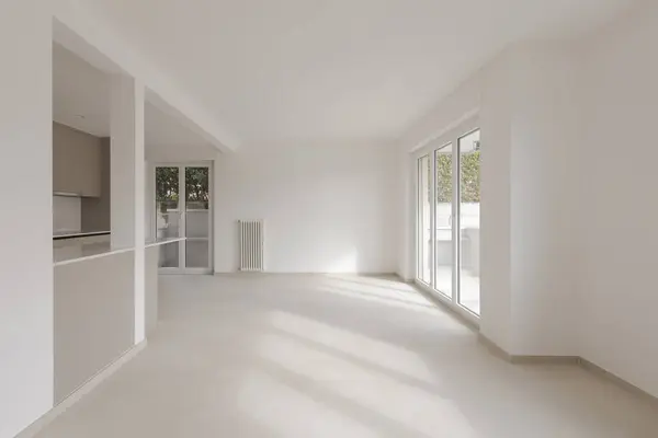 Pusty Biały Pokój Dużym Oknem Nowo Wyremontowany Teraz Nowe Mieszkanie Zdjęcia Stockowe bez tantiem
