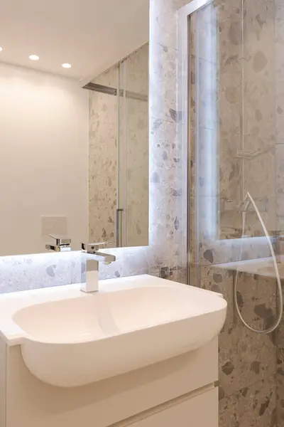 Binnen Een Moderne Badkamer Met Marmeren Tegels Detail Van Gootsteen Stockafbeelding