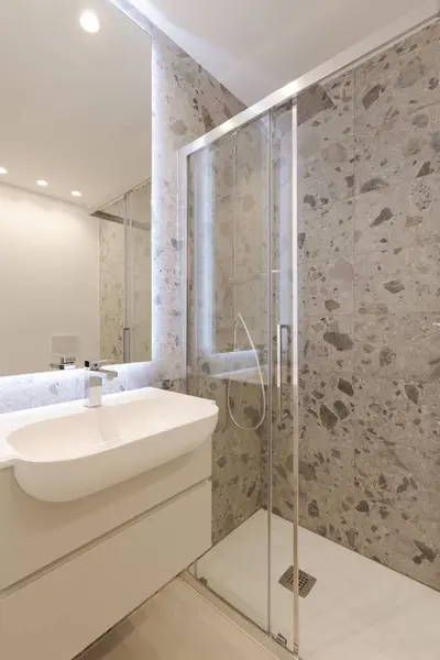 Binnen Een Moderne Badkamer Met Marmeren Tegels Detail Van Gootsteen Stockafbeelding
