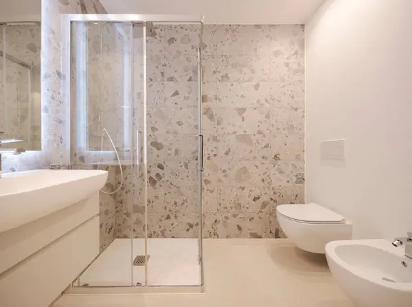 大理石のタイル付きのモダンなバスルームの内側 シャワーのフロントビュー ストック写真