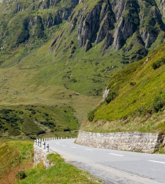 İsviçre dağlarının ortasındaki dağ yolu, dağların kokusunu alabilirsin.