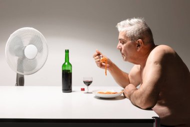 60 'lı yaşlarındaki İtalyan bir adam karanlık bir odada bir tabak spagetti yiyor ve yukarıdan sadece bir ışık geliyor. İtalya 'da fakir olsan bile her zaman yer ve şişmanlarsın..