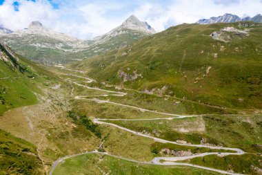 İsviçre 'nin İsviçre Alpleri' ndeki Oberalp geçidi yılanlı dağ yolu. Yaz zamanı.