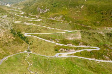 İsviçre 'nin İsviçre Alpleri' ndeki Oberalp geçidi yılanlı dağ yolu. Yaz zamanı.
