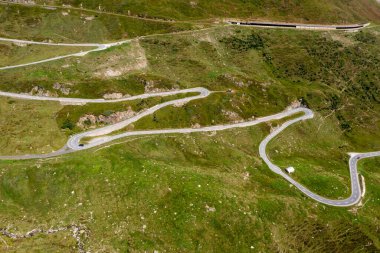 İsviçre 'nin İsviçre Alpleri' ndeki Oberalp geçidi yılanlı dağ yolu. Yaz zamanı.