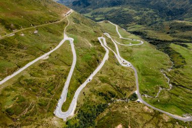 İsviçre 'nin İsviçre Alpleri' ndeki Oberalp geçidi yılanlı dağ yolu. Yaz zamanı.