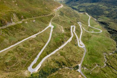 İsviçre 'nin İsviçre Alpleri' ndeki Oberalp geçidi yılanlı dağ yolu. Yaz zamanı.