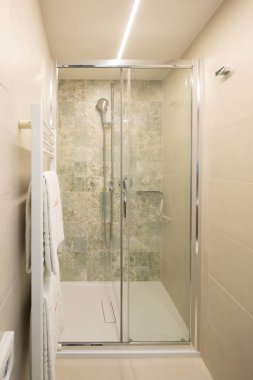 Duşlu modern banyo. Eski bir dairedeki banyonun yenilenmesi. Çok temiz..