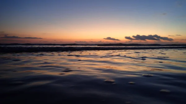 Okyanusa bakan koyu renkli gündoğumu