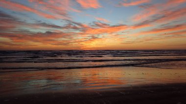 Gökyüzü ve suyla sahil gündoğumu
