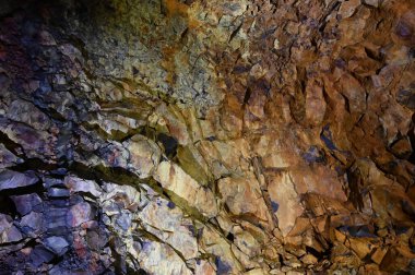 Volkanik magma odasının renkli duvarı