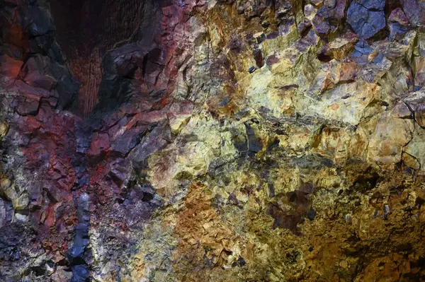 Mor, sarı ve turuncu renkli volkanik magma odasının duvarı