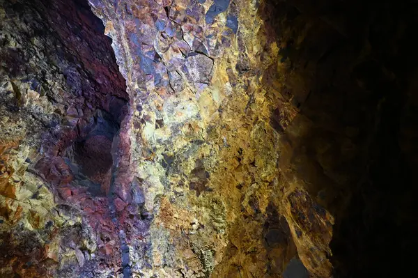 Yanardağ magma odası içeriden görünüyor, sağ tarafında gölge var.