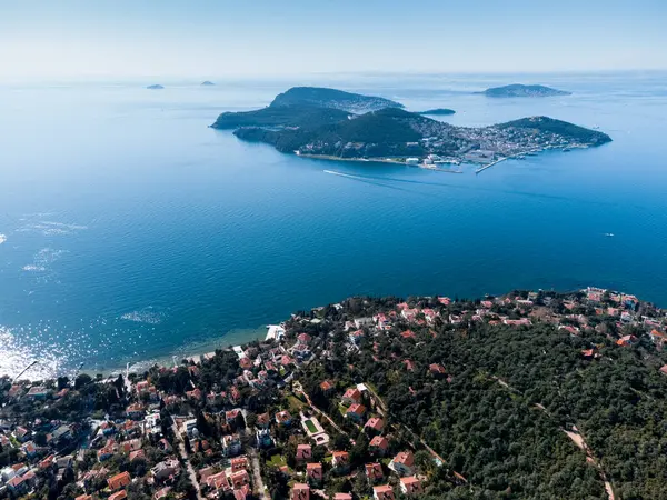 Güneşli bir günde İstanbul 'da prens adasının dul eşi