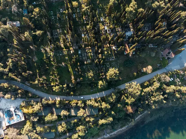 Mezarlığın insansız hava aracı görüntüsü. Marmara Denizi 'ndeki Büyükada Adası. Prens Adaları, İstambul, Türkiye
