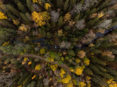 Sonbahar ormanı ve yukarıdan göller. İnsansız hava aracının Ruskeala Parkı manzarası..