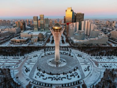 Hava aracı görüntüsü Nur-Sultan, Kazakistan Kazakistan şehir merkezi gökdelenler ve Baiterek Kulesi.