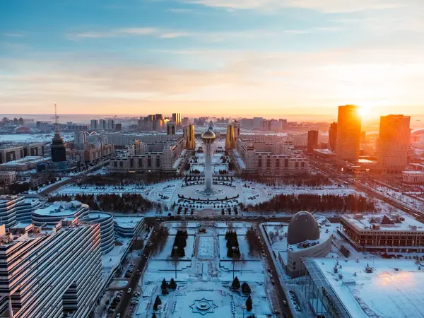 Hava aracı görüntüsü Nur-Sultan, Kazakistan Kazakistan şehir merkezi gökdelenler ve Baiterek Kulesi.
