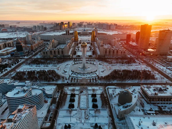 Hava aracı görüntüsü Nur-Sultan, Kazakistan Kazakistan şehir merkezi gökdelenler ve Baiterek Kulesi.