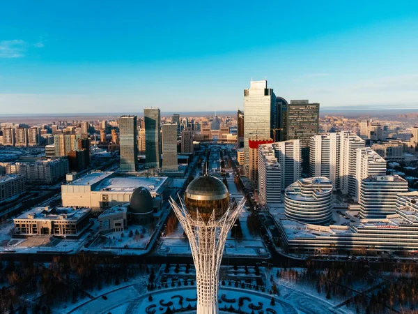 드론보기 Nur Sultan 카자흐스탄 카자흐스탄 빌딩과 Baiterek 타워가있는 카자흐스탄 로열티 프리 스톡 이미지