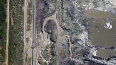 Kolubara 'daki kömür madenciliğinin yakınındaki terk edilmiş, ölü şehir. Drone görüşü Lazarevac, Sırbistan. 4K görüntü