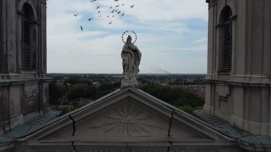 Sırbistan 'ın Avila Katedrali Subotica kentindeki St. Theresa' nın insansız hava aracı görüntüsü. 4K.
