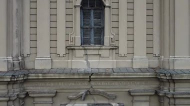 Sırbistan 'ın Avila Katedrali Subotica kentindeki St. Theresa' nın insansız hava aracı görüntüsü. 4K.