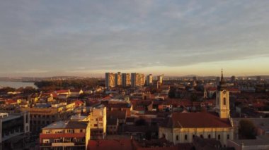 İnsansız hava aracı Zemun, Belgrad, Sırbistan ve Avrupa üzerinde gün batımında havalandı. 4K.