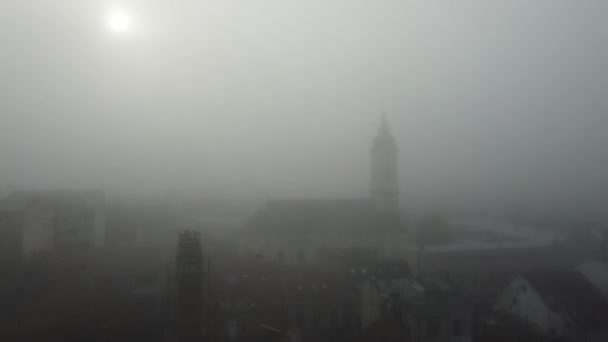 Drone Vuela Hacia Paisaje Urbano Con Edificios Niebla Amanecer Zemun — Vídeos de Stock