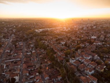 Zemum ilçesi, Belgrad, Sırbistan ve Avrupa üzerindeki gün batımının insansız hava aracı görüntüsü. 4K.