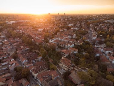 Zemum ilçesi, Belgrad, Sırbistan ve Avrupa üzerindeki gün batımının insansız hava aracı görüntüsü. 4K.