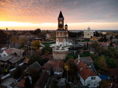 Zemum ilçesi, Belgrad, Sırbistan ve Avrupa üzerindeki gün batımının insansız hava aracı görüntüsü. 4K.