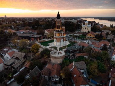 Zemum ilçesi, Belgrad, Sırbistan ve Avrupa üzerindeki gün batımının insansız hava aracı görüntüsü. 4K.