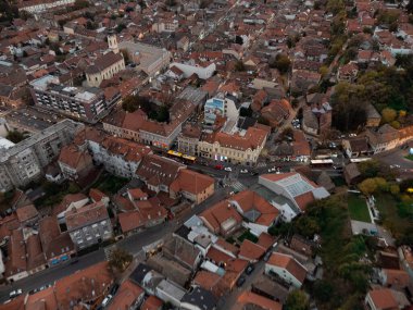 Zemum ilçesi, Belgrad, Sırbistan ve Avrupa üzerindeki gün batımının insansız hava aracı görüntüsü. 4K.