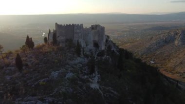 Eski bir ortaçağ Ljubushki Kalesi 'nin duvarları üzerinde insansız hava aracı uçuşu Herceg Stjepan, Avrupa, Bosna-Hersek.