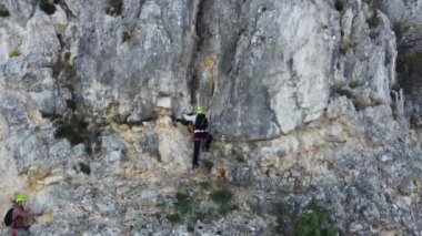 Bosna-Hersek 'in Via Ferrata Mostar kentine bir grup turist tırmanıyor.