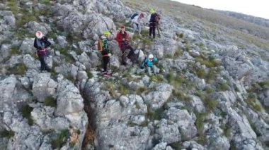 Bosna-Hersek 'in Via Ferrata Mostar kentine bir grup turist tırmanıyor.