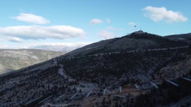 Bosna-Hersek 'in Via Ferrata Mostar kentine bir grup turist tırmanıyor.