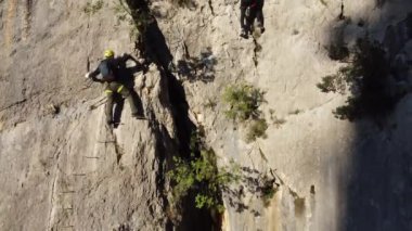 Bosna-Hersek 'in Via Ferrata Mostar kentine bir grup turist tırmanıyor.