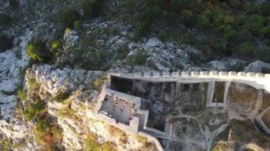 Eski bir ortaçağ Ljubushki Kalesi 'nin duvarları üzerinde insansız hava aracı uçuşu Herceg Stjepan, Avrupa, Bosna-Hersek.