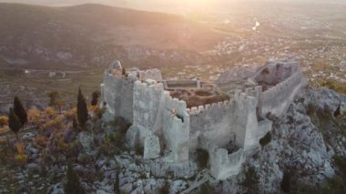 Eski bir ortaçağ Ljubushki Kalesi 'nin duvarları üzerinde insansız hava aracı uçuşu Herceg Stjepan, Avrupa, Bosna-Hersek.