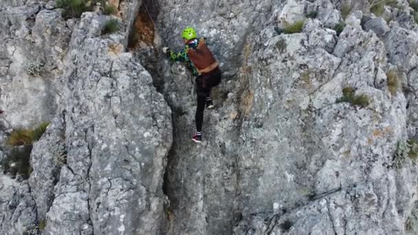 観光客のグループがヴィアフェラタモスタル ボスニア ヘルツェゴビナに登っています — ストック動画