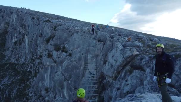 観光客のグループがヴィアフェラタモスタル ボスニア ヘルツェゴビナに登っています — ストック動画