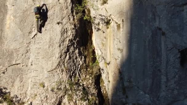 Grupo Turistas Está Subindo Ferrata Mostar Bósnia Herzegovina — Vídeo de Stock