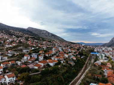 Mostar kenti ve Bosna-Hersek 'in insansız hava aracı görüntüsü.