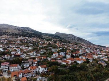 Mostar kenti ve Bosna-Hersek 'in insansız hava aracı görüntüsü.