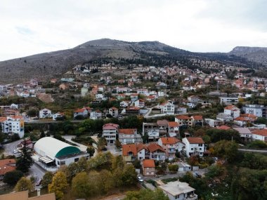 Mostar kenti ve Bosna-Hersek 'in insansız hava aracı görüntüsü.
