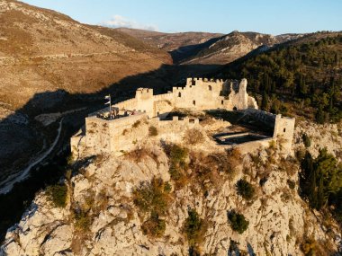 Eski bir ortaçağ Ljubushki Kalesi 'nin (Herceg Stjepan) duvarları, Avrupa, Bosna-Hersek.