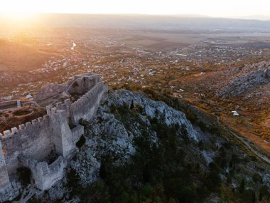 Eski bir ortaçağ Ljubushki Kalesi 'nin (Herceg Stjepan) duvarları, Avrupa, Bosna-Hersek.