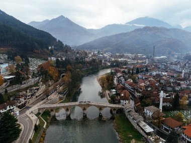 Konjic şehrinin, köprünün ve Neretva nehrinin insansız hava aracı görüntüsü. Bosna-Hersek